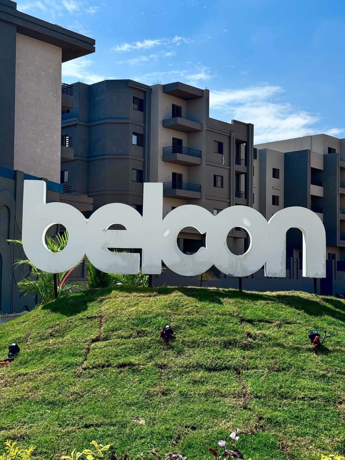 علامة بيلكون Belcon أمام مباني تاون سكوير الشروق